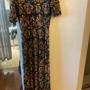 💖Look at this beautiful 𝕃𝕦𝕃𝕒ℝ𝕠𝕖 long, floral dress. XL (Fits like Lg IMO)